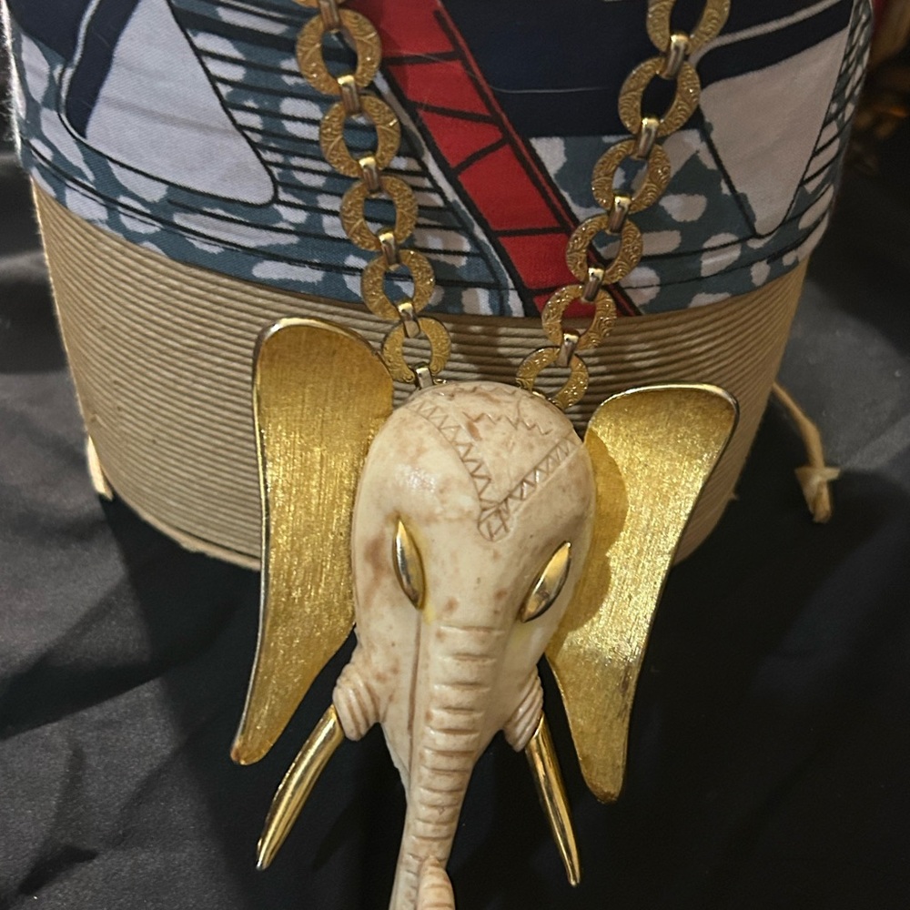 Vintage Unsigned Razza Gold Tone Huge Elephant Pendant Necklace!